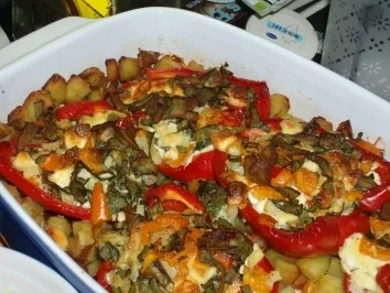 Gefüllte Paprikaschoten auf Rosmarienkartoffeln an kalter Gurkensauce - Rezept - Bild Nr. 3