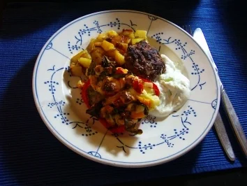 Gefüllte Paprikaschoten auf Rosmarienkartoffeln an kalter Gurkensauce - Rezept - Bild Nr. 4