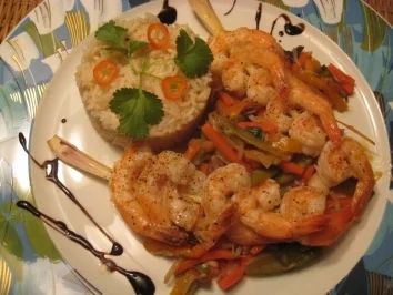 Rezept: Scampis auf Zitronengrasspieß an süß-saurem Wokgemüse & Chili- Basmatireis Scampis auf Zitronengrasspieß an süß-saurem Wokgemüse & Chili- Basmatireis - Rezept