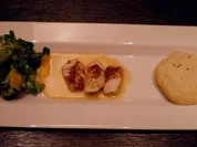 Schollenröllchen mit Orangenbutter an Feldsalat und Fladenbrot - Rezept