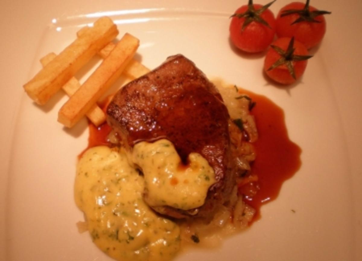 Delmonico Steak dazu Kartoffelstifte, Zwiebelconfit und zweierlei Soßen - Rezept