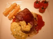 Delmonico Steak dazu Kartoffelstifte, Zwiebelconfit und zweierlei Soßen - Rezept