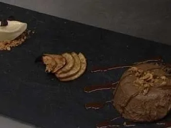 Amarettini-Nougatmousse an karamellisierten Fächerbirnen mit Schokosoße - Rezept