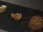 Amarettini-Nougatmousse an karamellisierten Fächerbirnen mit Schokosoße - Rezept