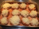Gratin: Champignons mit Hackkrümelfüllung in Tomatensoße - Rezept