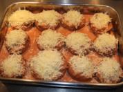 Gratin: Champignons mit Hackkrümelfüllung in Tomatensoße - Rezept