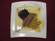 Lammfilet mit Kaffeegewürz auf Curryschaum und zweierlei Linsen - Rezept