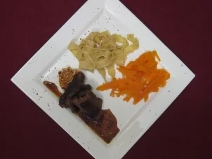 Mini-Rouladen vom Wasserbüffel mit Pfeffernudeln - Rezept