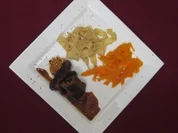 Rezept: Mini-Rouladen vom Wasserbüffel mit Pfeffernudeln Mini-Rouladen vom Wasserbüffel mit Pfeffernudeln - Rezept