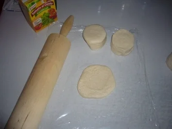 Kikis Minipizzas aus Sonntagsbrötchen-Teig zum Fertigbacken - Rezept - Bild Nr. 3