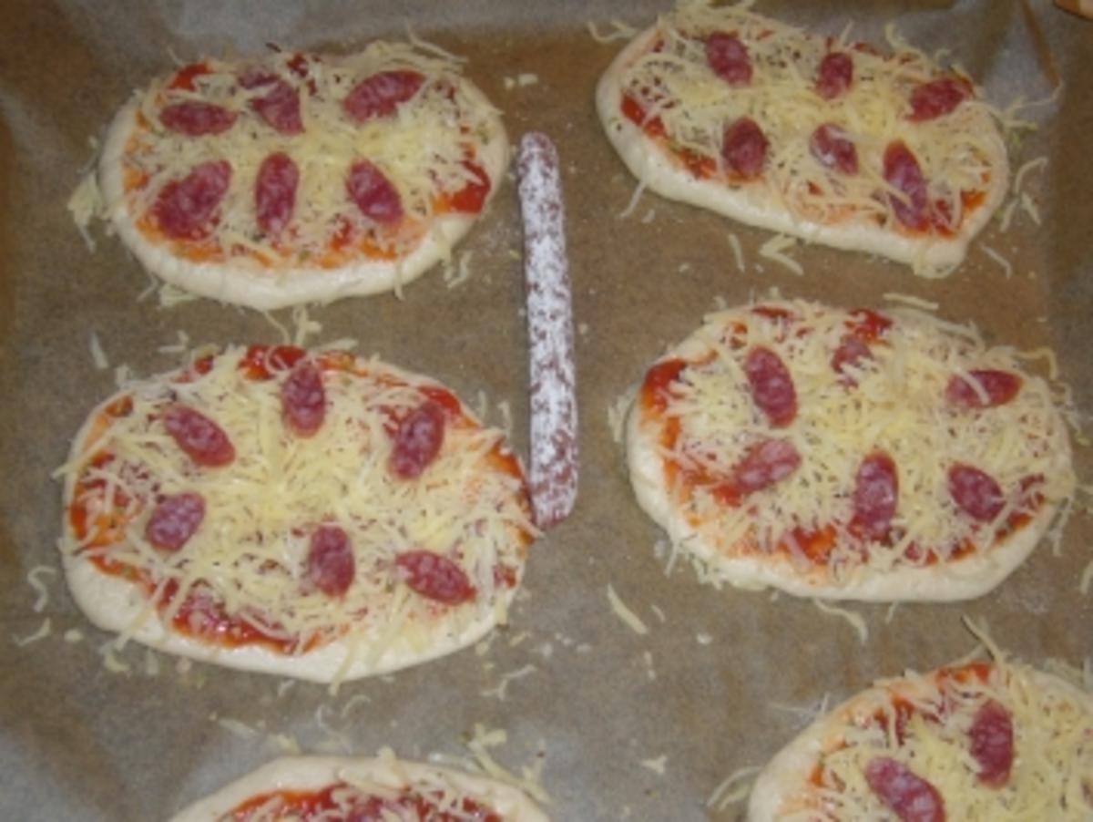 Kikis Minipizzas aus Sonntagsbrötchen-Teig zum Fertigbacken - Rezept - Bild Nr. 4