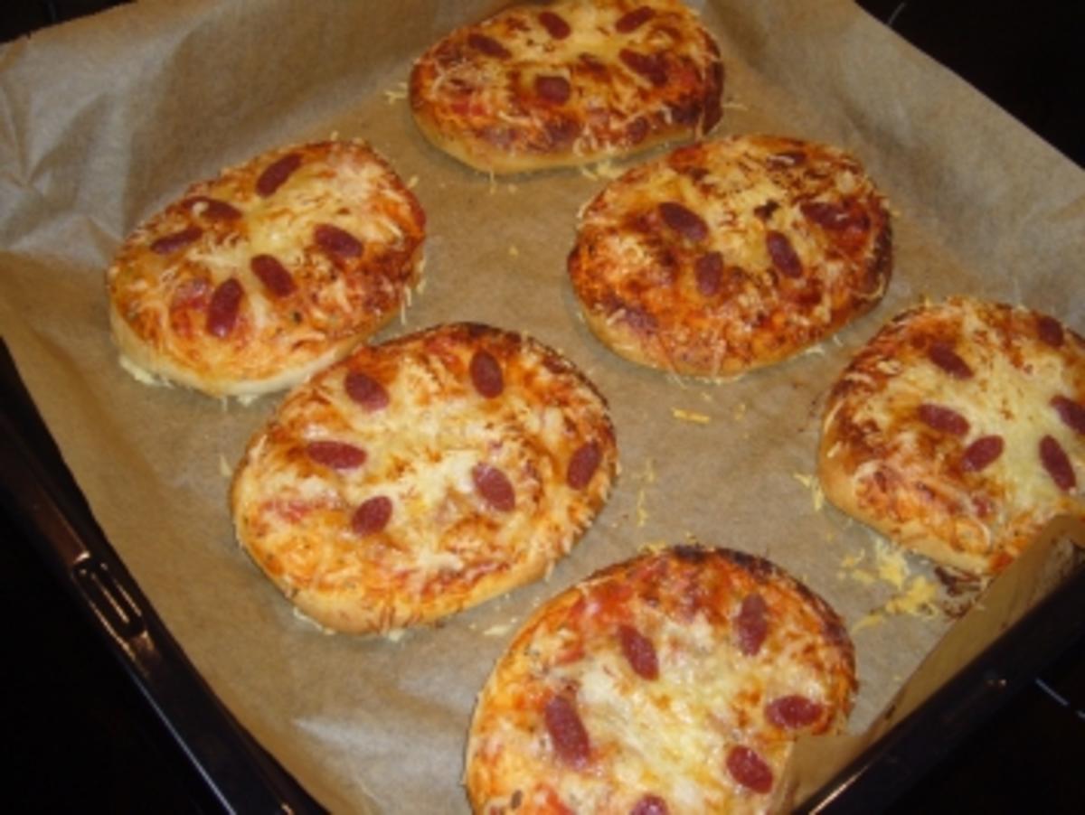 Kikis Minipizzas aus Sonntagsbrötchen-Teig zum Fertigbacken - Rezept - Bild Nr. 5