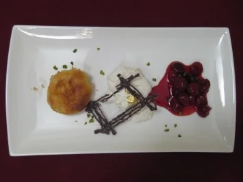 Bananen-Soufflee mit Sauerrahmeis und Kompott von Sauerkirschen - Rezept