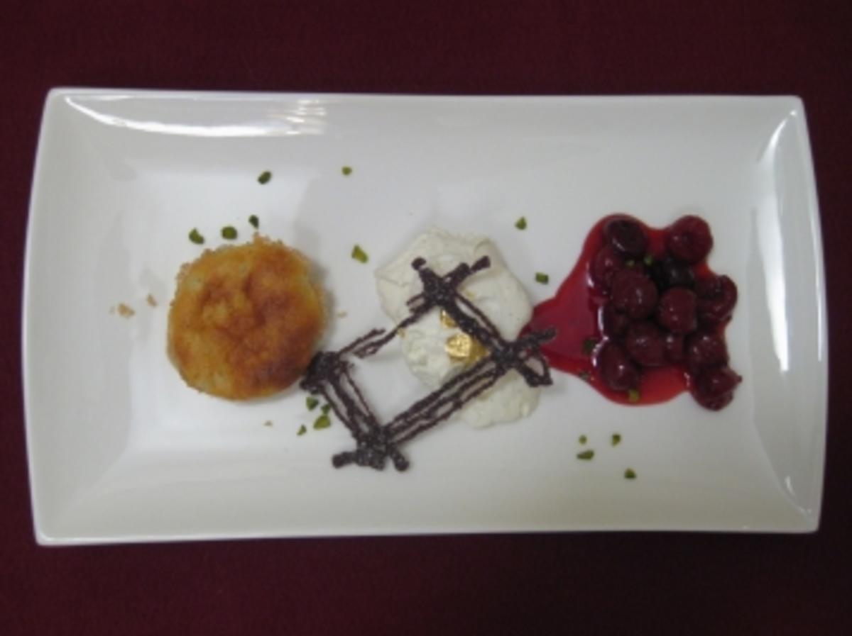 Bananen-Soufflee mit Sauerrahmeis und Kompott von Sauerkirschen ...