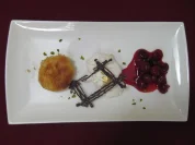 Bananen-Soufflee mit Sauerrahmeis und Kompott von Sauerkirschen - Rezept