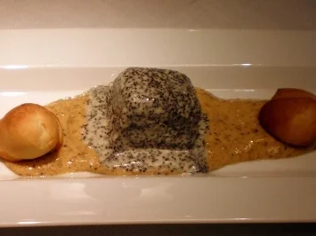 Rezept: Mohngefrorenes mit Mandelsoße und Buchteln (süße Hefeknödel) Mohngefrorenes mit Mandelsoße und Buchteln (süße Hefeknödel) - Rezept