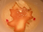 Zweierlei vom Rahmjoghurt im geeisten Rieslingsüppchen mit Weinblatthippe - Rezept