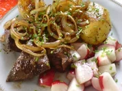 Kalbsleber zu Radieschensalat und Röstkartoffeln - Rezept