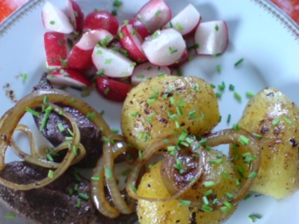 Kalbsleber zu Radieschensalat und Röstkartoffeln - Rezept - Bild Nr. 2