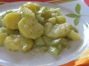 genialer kartoffel-gurkensalat - Rezept