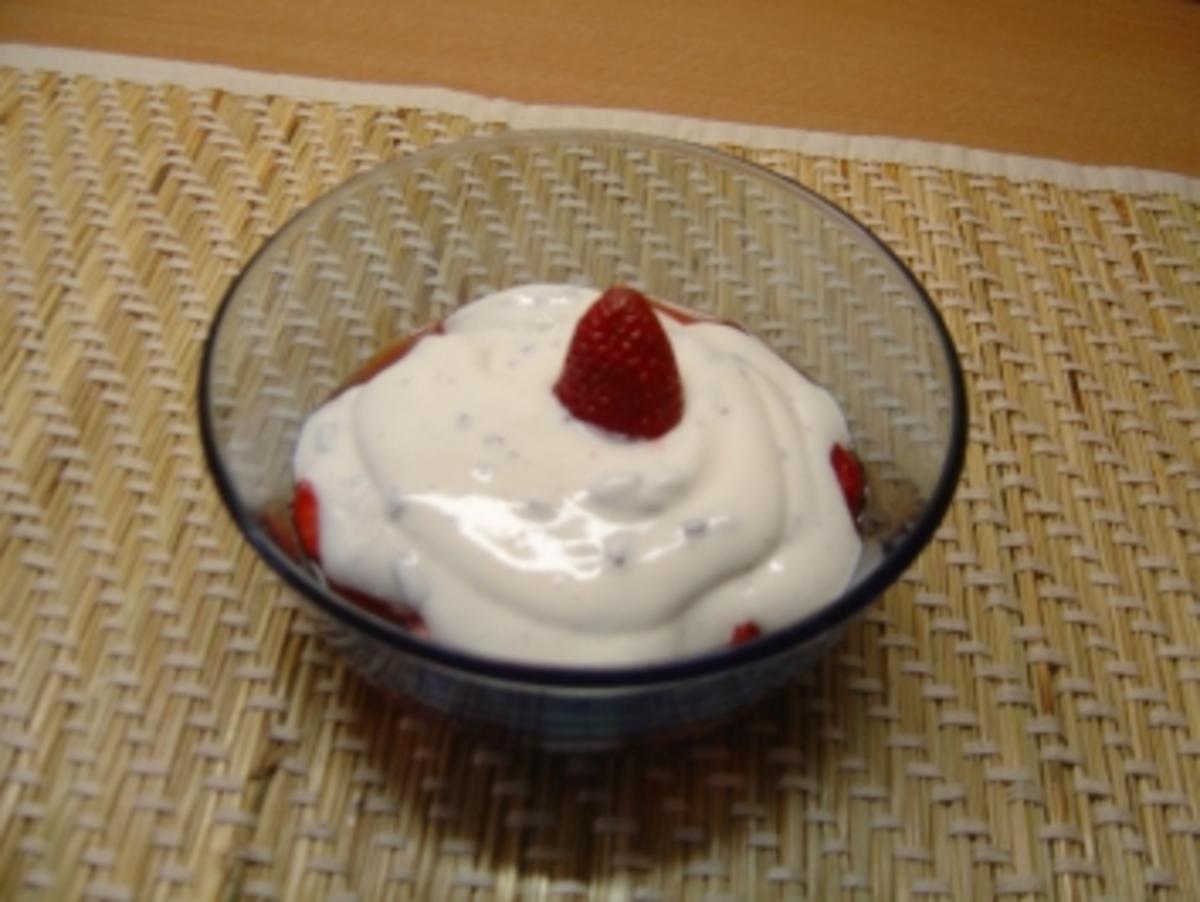 Erdbeeren mit Stracciatella-Sahne - Rezept