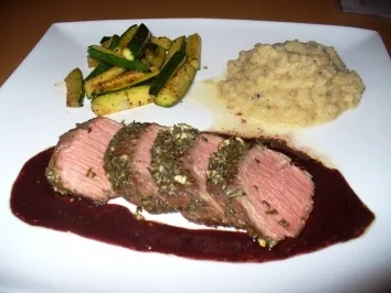 Lammfilet in Rosmarinkruste, mit Selleriepüree, Zucchini und Rotweinsauce - Rezept