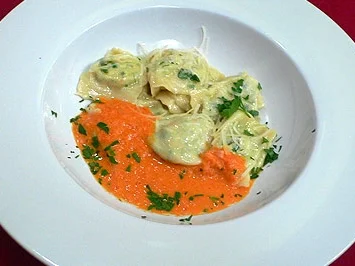 Steinpilzravioli in Salbeibutter auf Paprikaschaum - Rezept - Bild Nr. 8