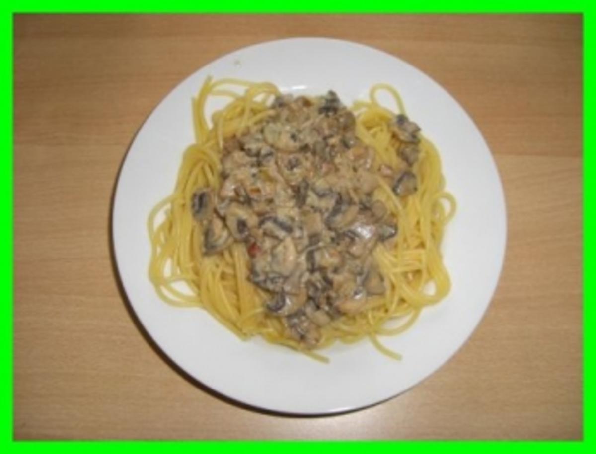 Champignon-Sahnesosse auf Spaghettinest - Rezept