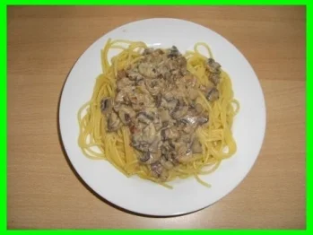 Rezept: Champignon-Sahnesosse auf Spaghettinest Champignon-Sahnesosse auf Spaghettinest - Rezept