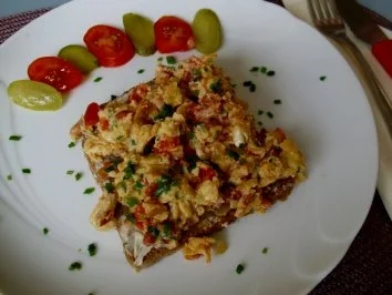 Tomaten-Rührei auf Brot - Rezept