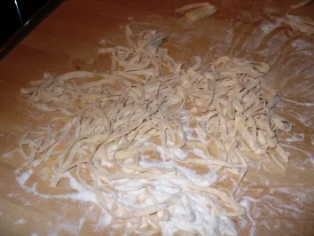 frische schwarze Tagliatelle mit Lachs und Cocktailtomaten - Rezept - Bild Nr. 3