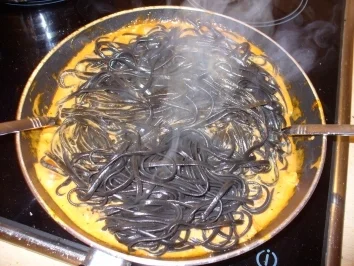 frische schwarze Tagliatelle mit Lachs und Cocktailtomaten - Rezept - Bild Nr. 4