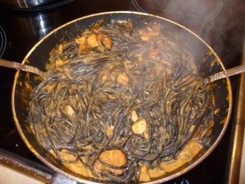 frische schwarze Tagliatelle mit Lachs und Cocktailtomaten - Rezept - Bild Nr. 5