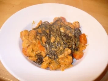 frische schwarze Tagliatelle mit Lachs und Cocktailtomaten - Rezept - Bild Nr. 6