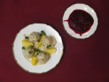 Rezept: Königsberger Klopse mit Kapern, Kartoffeln und Roter Bete Königsberger Klopse mit Kapern, Kartoffeln und Roter Bete - Rezept