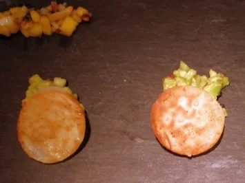 Rezept: Knusper-Jakobsmuscheln an Avocado-Tatar dazu Mango-Pinienkernsalsa Knusper-Jakobsmuscheln an Avocado-Tatar dazu Mango-Pinienkernsalsa - Rezept