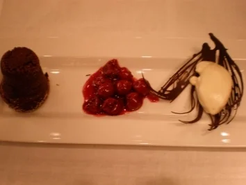 Weiße Kaffeemousse im Schokoladenschälchen dazu Kirschen u. Törtchen - Rezept