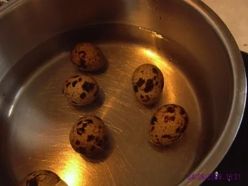 Wachteleier auf Veilchen-Löwenzahnsalat - Rezept - Bild Nr. 2
