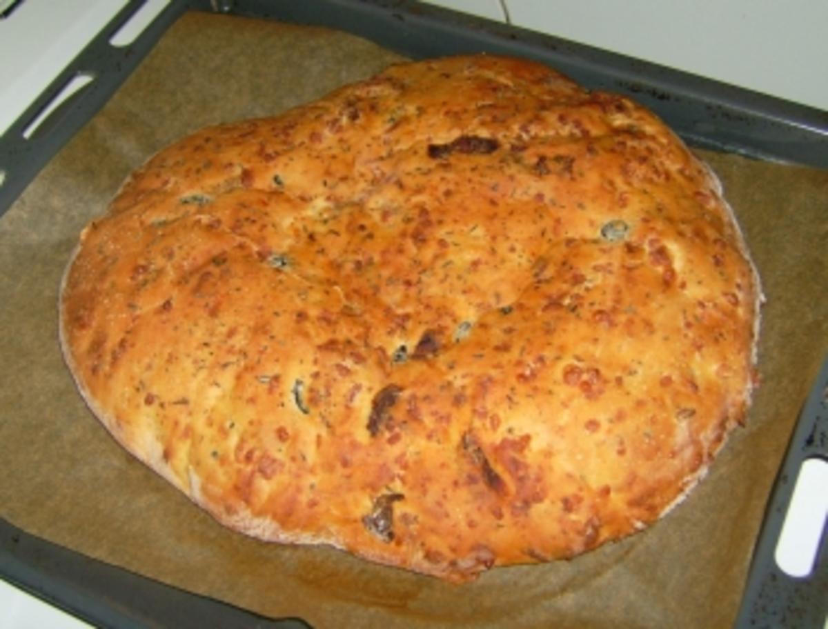 Focaccia Italienisches Fladenbrot mit Tomaten, Oliven und Käse - Rezept ...