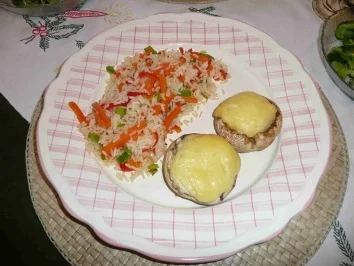 Fleischlose Küche : Gefüllte Chamignonköpfe an Gemüsereis - Rezept