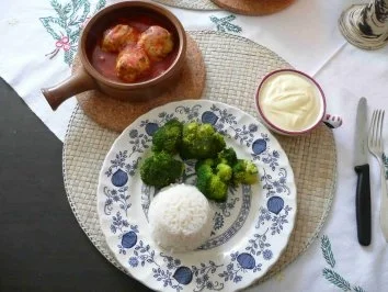 Rezept: Hackfleisch-Bällchen überbacken in Tomatensoße Bild Nr. 2 Hackfleisch-Bällchen überbacken in Tomatensoße - Rezept - Bild Nr. 2