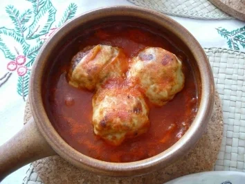 Rezept: Hackfleisch-Bällchen überbacken in Tomatensoße Hackfleisch-Bällchen überbacken in Tomatensoße - Rezept