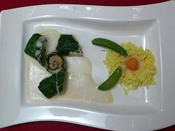Mangold-Lachsröllchen mit Fenchelsamensoße und Safranreis - Rezept