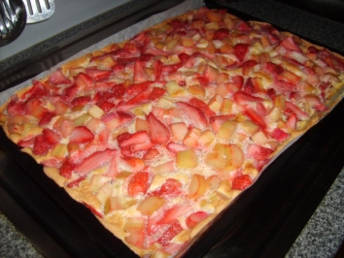 Erdbeer Rhabarber Blechkuchen - Rezept