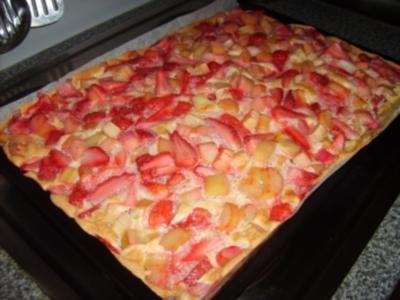 Rezept: Erdbeer Rhabarber Blechkuchen Erdbeer Rhabarber Blechkuchen - Rezept