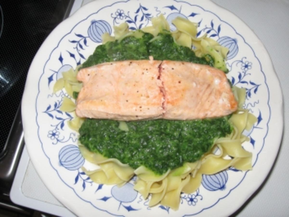 Lachs mit Spinat und Bandnudeln - Rezept - kochbar.de