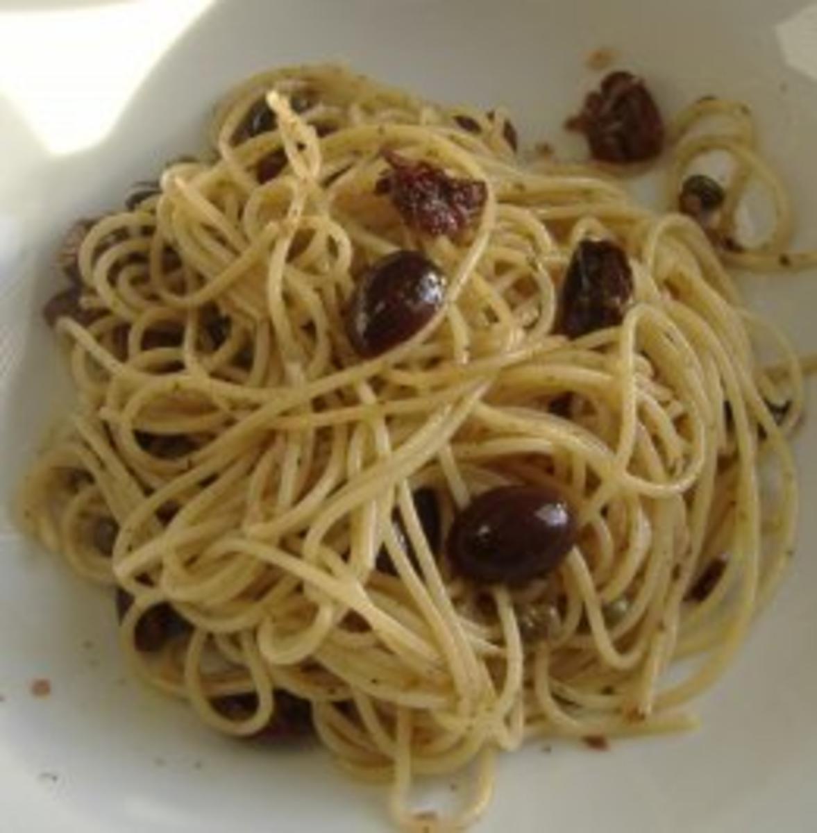 Pasta mit Oliven,Kapern und Zitrone - Rezept