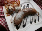 Versteckte Frucht auf dem Schokoladenbett mit Kristalgarnitur - Rezept