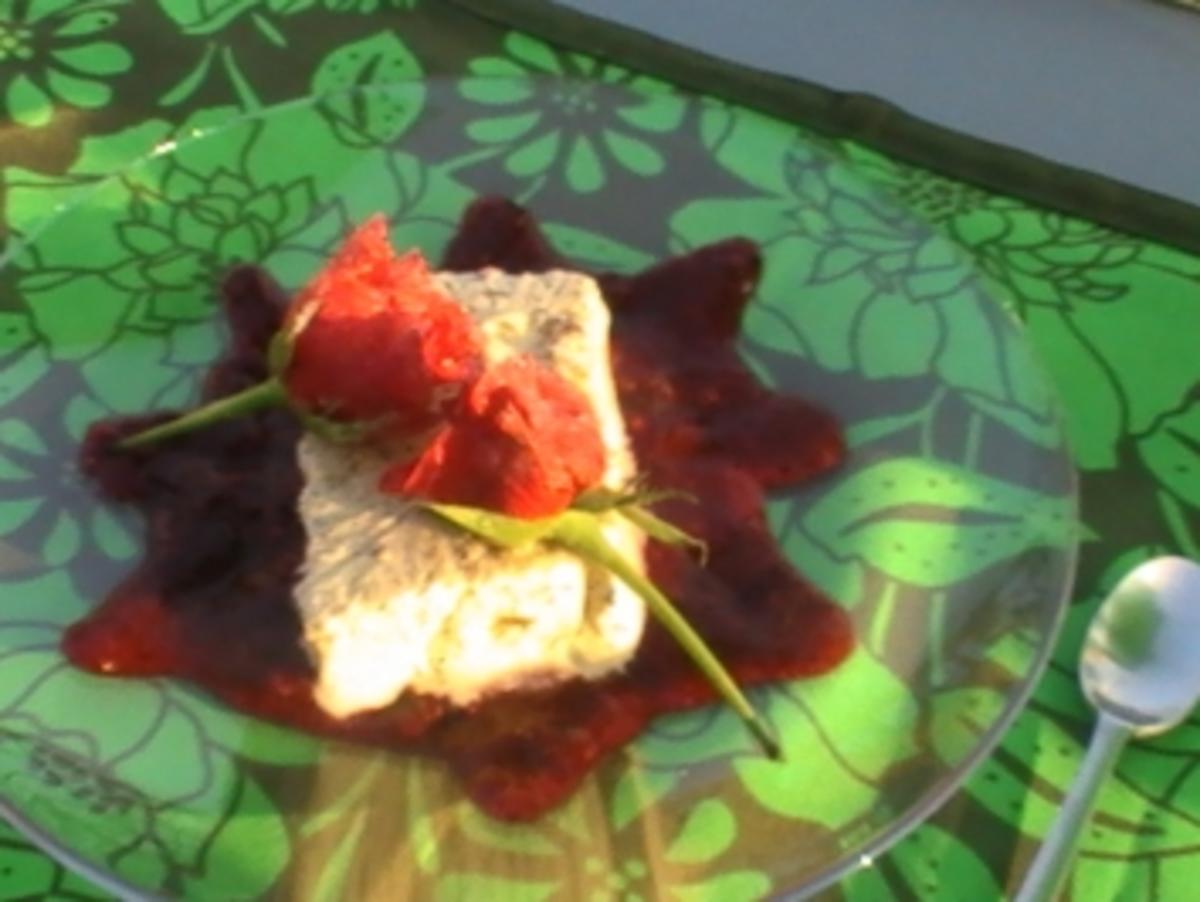 Mohnparfait auf Fruchtspiegel - Rezept mit Bild - kochbar.de