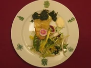 Rezept: Rotbarbenfilet auf Friseesalat mit Pesto Rotbarbenfilet auf Friseesalat mit Pesto - Rezept